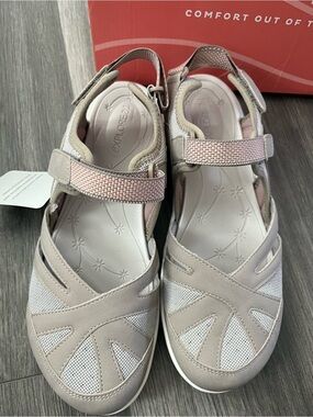 Easy spirit Women’s Comfort Strap Sandals in Light Taupe 9.5 M
